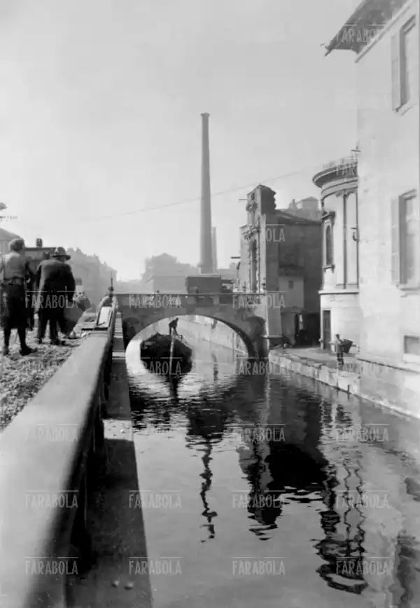 Il Naviglio in via Francesco Sforza, Milano, 1920 - Farabola Immagine digitale
