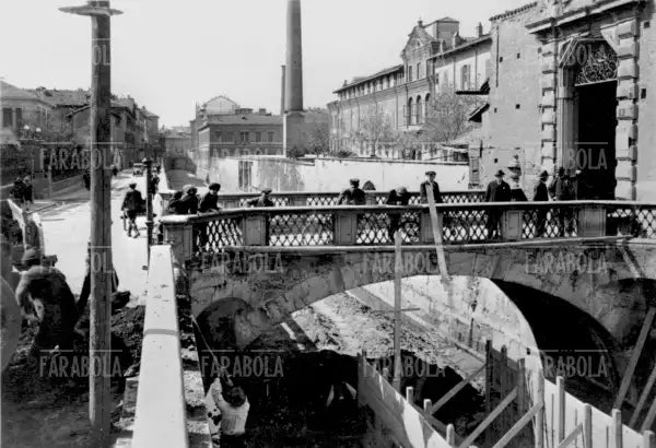 Il Naviglio in via Francesco Sforza, Milano, 1920 - Farabola Immagine digitale
