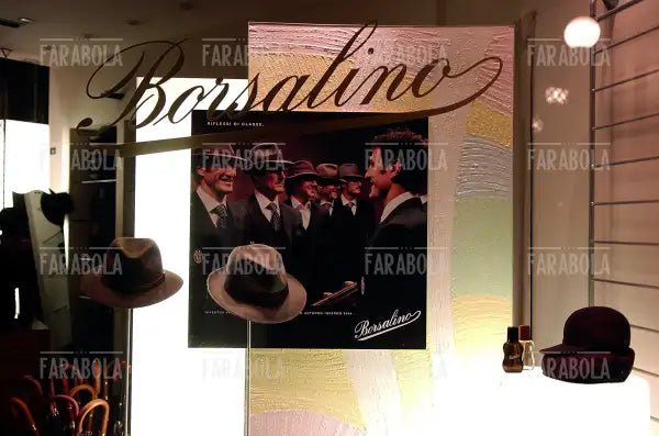 Il negozio Borsalino in Galleria Vittorio Emanuele II, Milano, 2004 - Farabola Immagine digitale