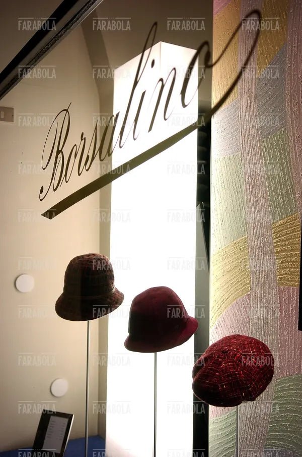 Il negozio Borsalino in Galleria Vittorio Emanuele II, Milano, 2004 - Farabola Immagine digitale
