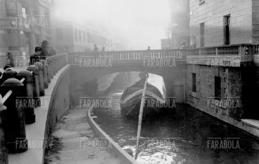 Il ponte in via Monforte, Milano, 1920 - Farabola Immagine digitale