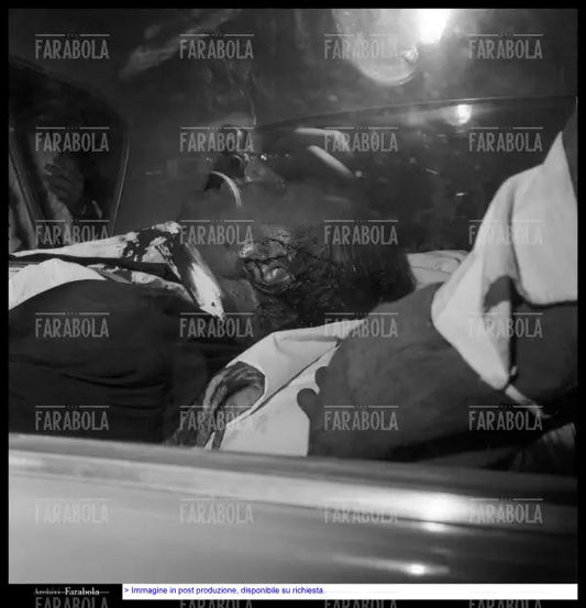 Il presentatore Mario Riva soccorso dopo l'incidente, Il Musichiere, 1960 - Farabola Immagine digitale