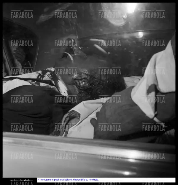 Il presentatore Mario Riva soccorso dopo l'incidente, Il Musichiere, 1960 - Farabola Immagine digitale