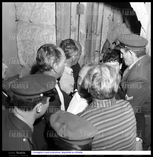 Il presentatore Mario Riva soccorso dopo l'incidente, Il Musichiere, 1960 - Farabola Immagine digitale