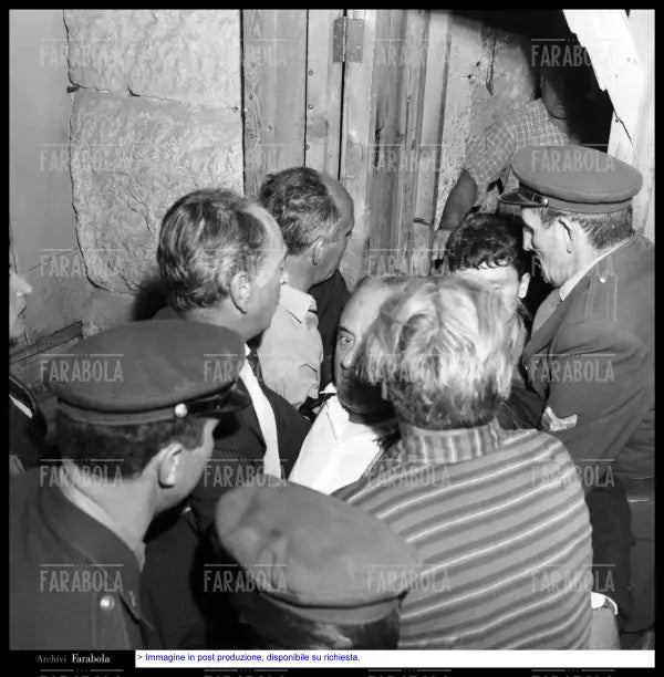 Il presentatore Mario Riva soccorso dopo l'incidente, Il Musichiere, 1960 - Farabola Immagine digitale