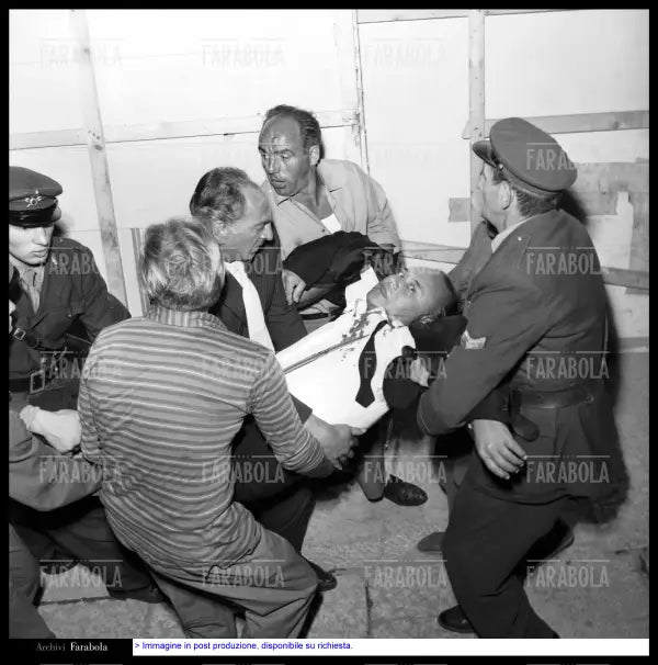 Il presentatore Mario Riva soccorso dopo l'incidente, Il Musichiere, 1960 - Farabola Immagine digitale