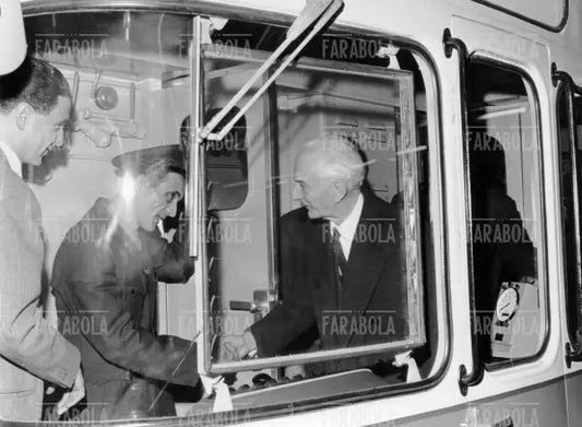 Il presidente della Repubblica Antonio Segni visitala metropolitana milanese, Milano, 1964 - Farabola Immagine digitale