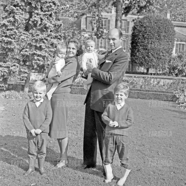 Il principe Alessandro Karadordevic di Jugoslavia e Maria Pia di Savoia con i figli, 1963 - Farabola Immagine digitale