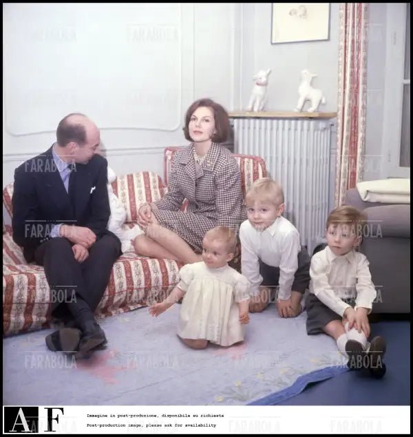 Il principe Alessandro Karadordevic di Jugoslavia e Maria Pia di Savoia con i figli, 1964 - Farabola Immagine digitale