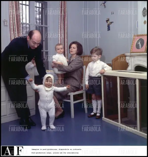 Il principe Alessandro Karadordevic di Jugoslavia e Maria Pia di Savoia con i figli, 1964 - Farabola Immagine digitale