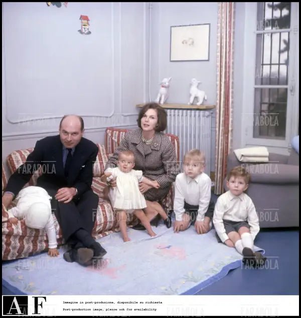 Il principe Alessandro Karadordevic di Jugoslavia e Maria Pia di Savoia con i figli, 1964 - Farabola Immagine digitale