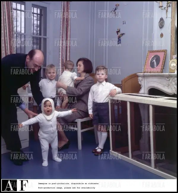 Il principe Alessandro Karadordevic di Jugoslavia e Maria Pia di Savoia con i figli, 1964 - Farabola Immagine digitale