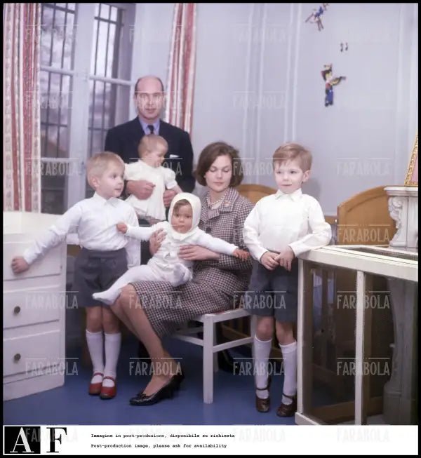 Il principe Alessandro Karadordevic di Jugoslavia e Maria Pia di Savoia con i figli, 1964 - Farabola Immagine digitale