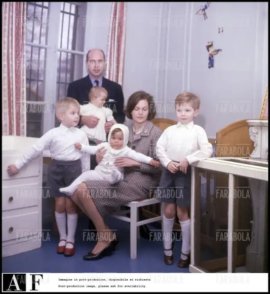 Il principe Alessandro Karadordevic di Jugoslavia e Maria Pia di Savoia con i figli, 1964 - Farabola Immagine digitale