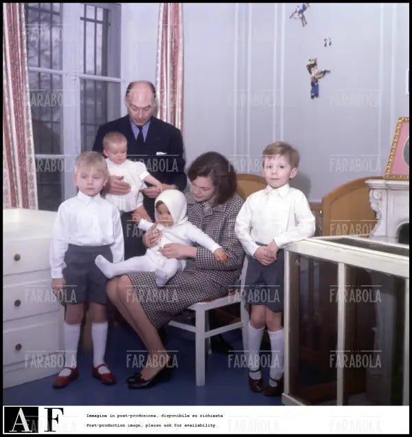 Il principe Alessandro Karadordevic di Jugoslavia e Maria Pia di Savoia con i figli, 1964 - Farabola Immagine digitale