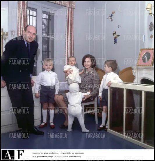 Il principe Alessandro Karadordevic di Jugoslavia e Maria Pia di Savoia con i figli, 1964 - Farabola Immagine digitale