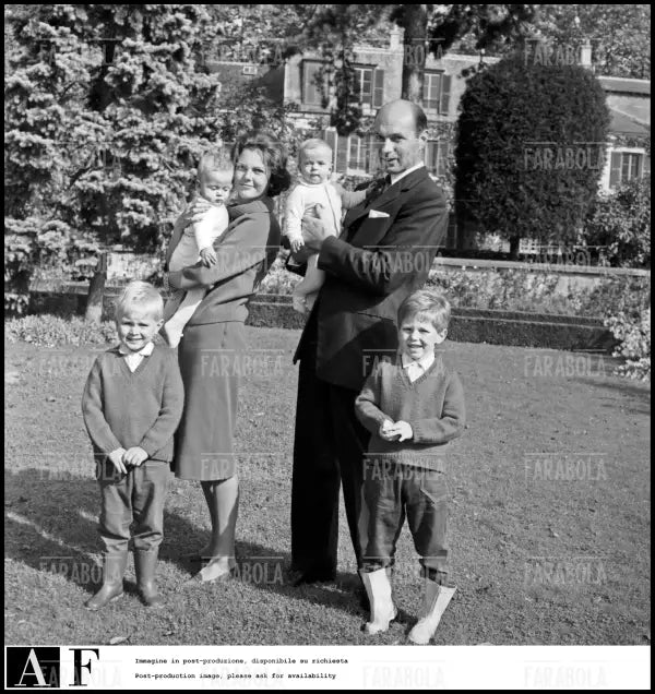 Il principe Alessandro Karadordevic di Jugoslavia e Maria Pia di Savoia con i figli, 1964 - Farabola Immagine digitale