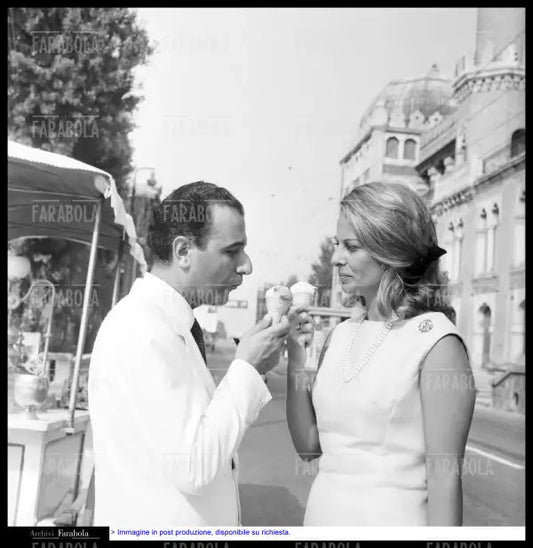 Il produttore Goffredo Lombardo con la moglie Carla Bonomi, Festival di Venezia, 1962 - Farabola Immagine digitale