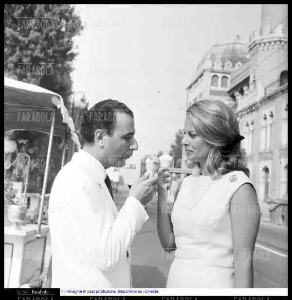Il produttore Goffredo Lombardo con la moglie Carla Bonomi, Festival di Venezia, 1962 - Farabola Immagine digitale