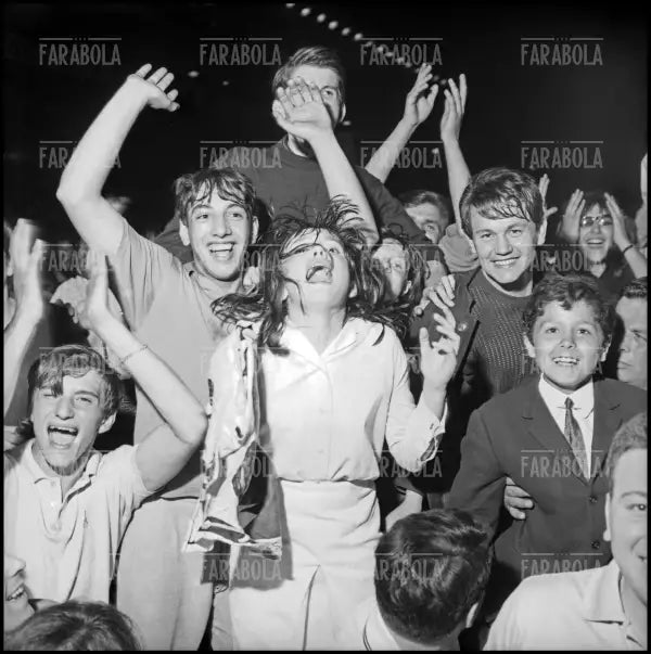 Il pubblico, Concerto dei Beatles, Velodromo Vigorelli, Milano, 1965 - Farabola Immagine digitale