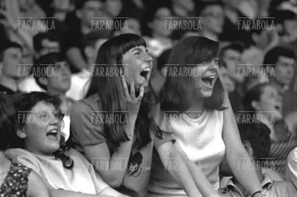 Il pubblico, Concerto dei Beatles, Velodromo Vigorelli, Milano, 1965 - Farabola Immagine digitale