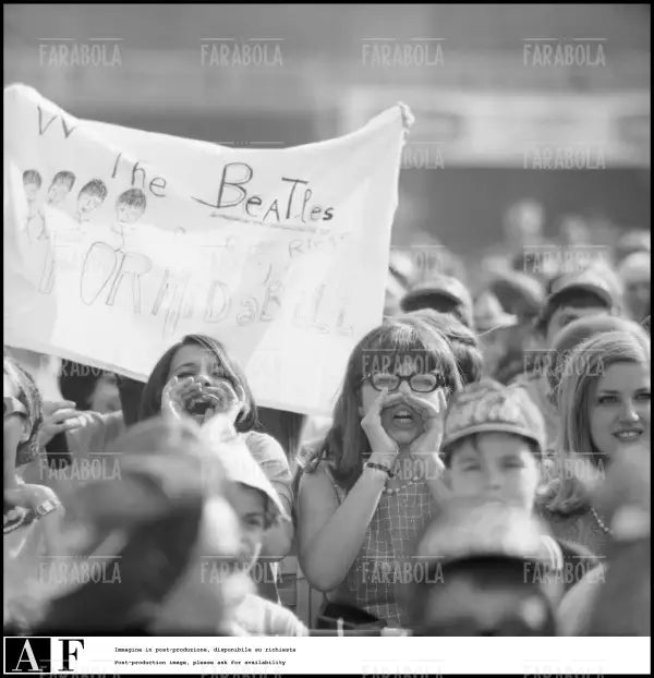 Il pubblico, Concerto dei Beatles, Velodromo Vigorelli, Milano, 1965 - Farabola Immagine digitale