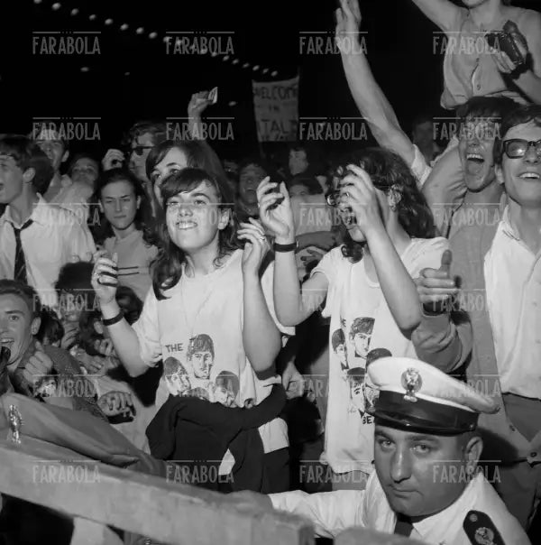 Il pubblico, Concerto dei Beatles, Velodromo Vigorelli, Milano, 1965 - Farabola Immagine digitale