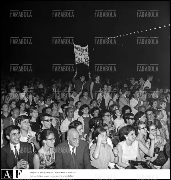 Il pubblico, Concerto dei Beatles, Velodromo Vigorelli, Milano, 1965 - Farabola Immagine digitale