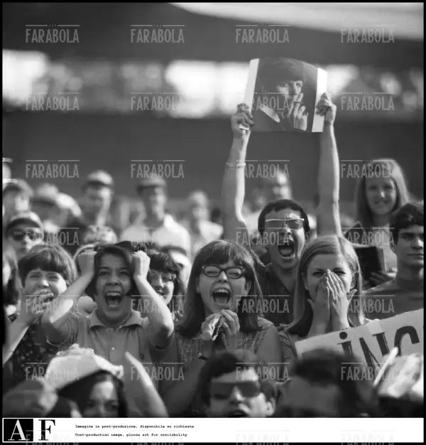 Il pubblico, Concerto dei Beatles, Velodromo Vigorelli, Milano, 1965 - Farabola Immagine digitale