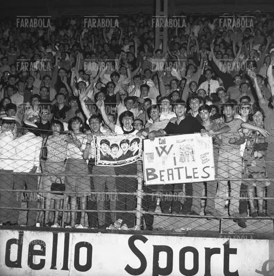 Il pubblico, Concerto dei Beatles, Velodromo Vigorelli, Milano, 1965 - Farabola Immagine digitale