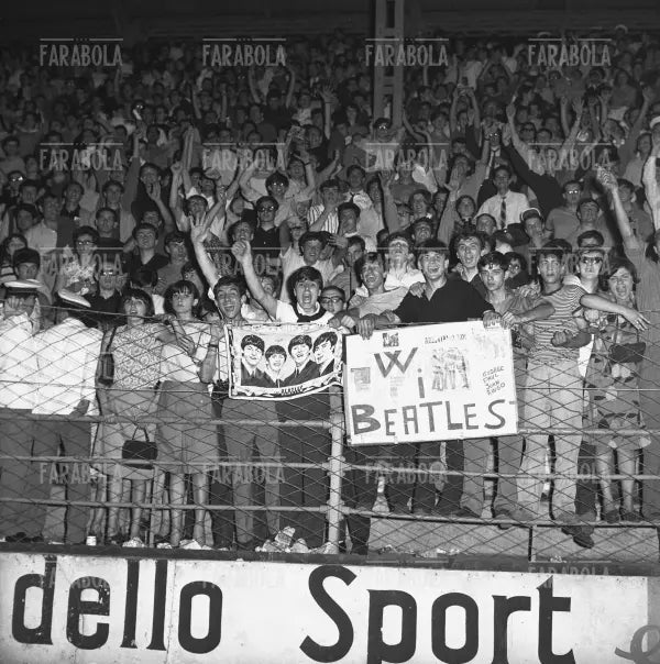 Il pubblico, Concerto dei Beatles, Velodromo Vigorelli, Milano, 1965 - Farabola Immagine digitale