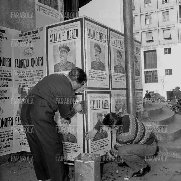 Il ritratto di Stalin viene esposto a Milano in occasione della sua morte, 1953 - Farabola Immagine digitale