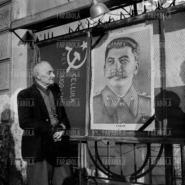 Il ritratto di Stalin viene esposto a Milano in occasione della sua morte, 1953 - Farabola Immagine digitale