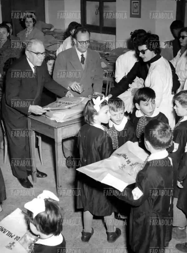 Il sindaco Ferrari distribuiscedoni agli alunni delle scuole speciali, Milano, 1955 - Farabola Immagine digitale