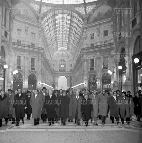 Il sindaco Virgilio Ferrari e la Giunta inaugurano la Galleria Vittorio Emanuele II, Milano, 1955 - Farabola Immagine digitale