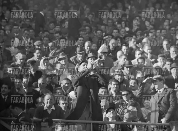 Il tifoso Aldo Bianchini suona la tromba, Inter vs Milan, 1960 - Farabola Immagine digitale