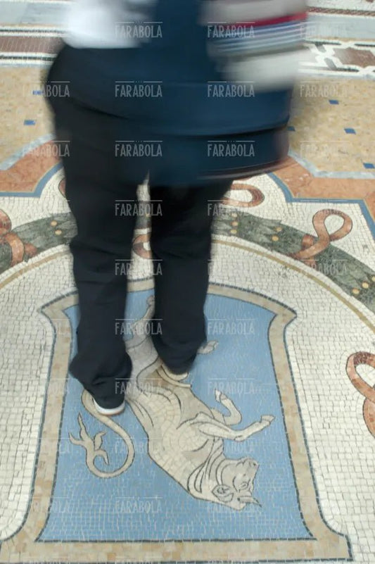 Il Toro restaurato in Galleria Vittorio Emanuele II, Milano, 2003 - Farabola Immagine digitale