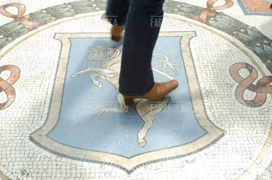 Il Toro restaurato in Galleria Vittorio Emanuele II, Milano, 2003 - Farabola Immagine digitale