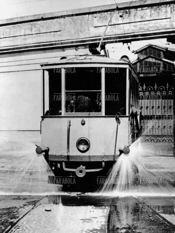 Il tram usato per il lavaggio delle strade, Milano, 1926 - Farabola Immagine digitale