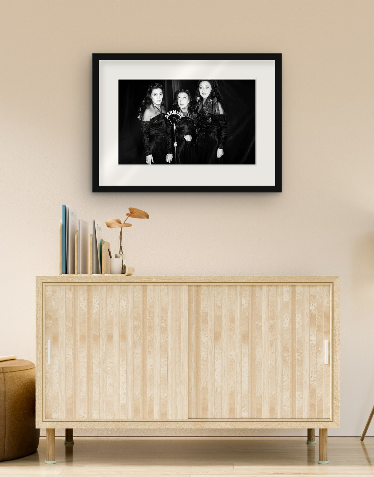 Fine-Art-Druck von „Das Trio Lescano, 1941“ mit schwarzem Rahmen und Passepartout, im Wohnzimmer über einer Anrichte aufgehängt