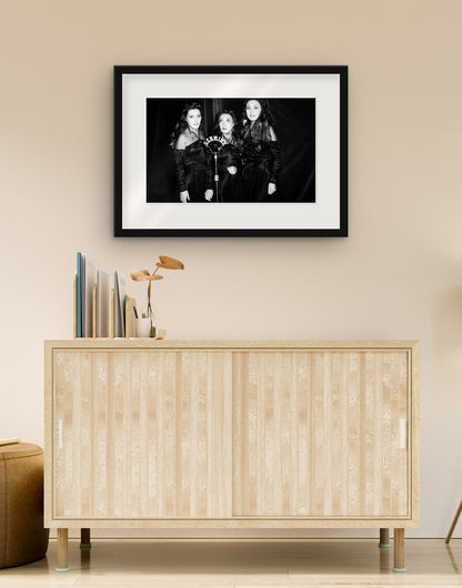 Fine-Art-Druck von „Das Trio Lescano, 1941“ mit schwarzem Rahmen und Passepartout, im Wohnzimmer über einer Anrichte aufgehängt