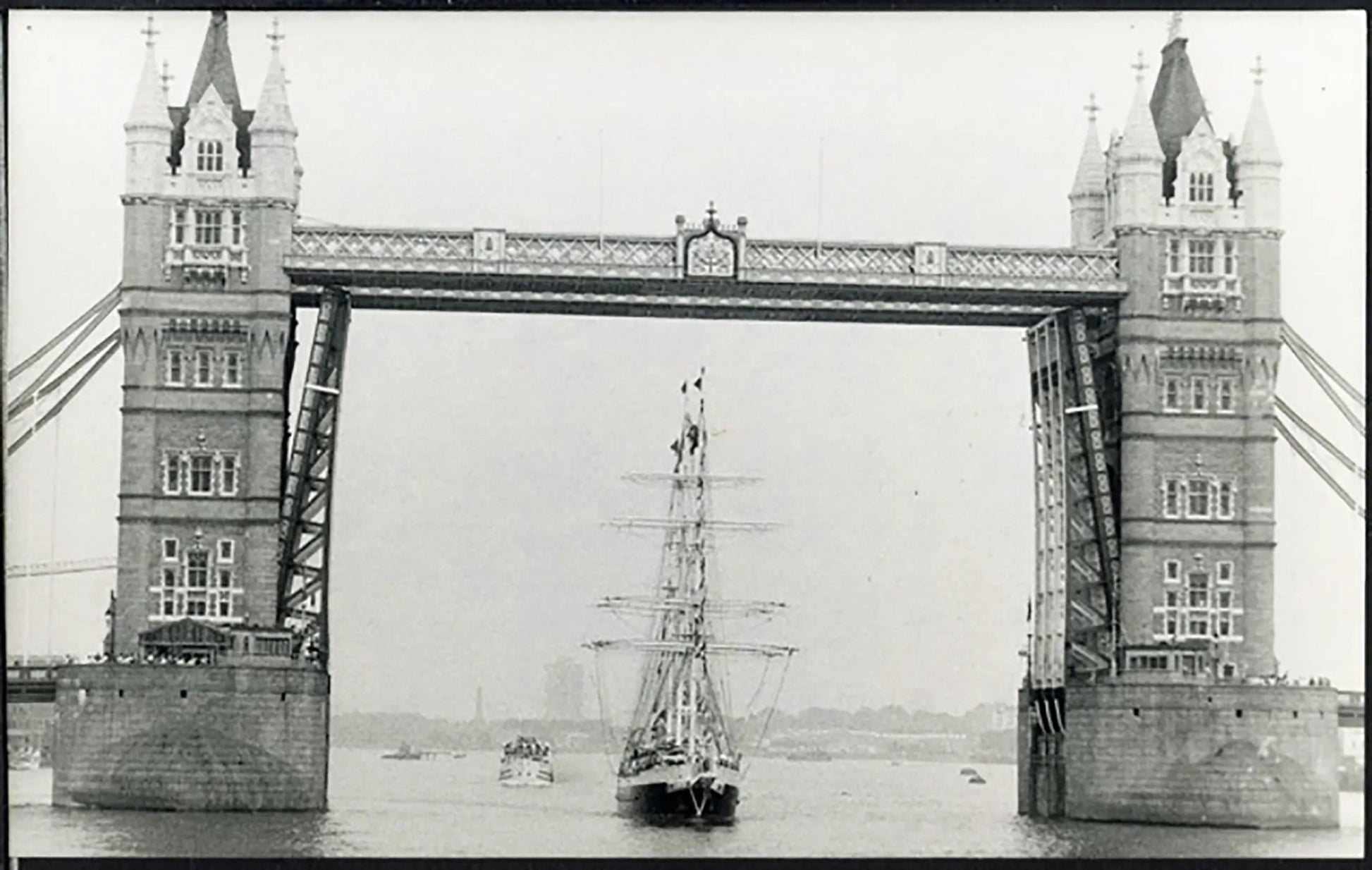 Il veliero Lord Nelson sul Tamigi Londra 1987 Ft 38064 - Stampa 18x13 cm - Farabola Stampa ai sali d'argento