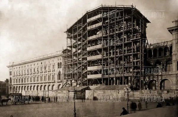 Impacalture del cantiere per la costruzione della Galleria Vittorio Emanuele II, fine 800 - Farabola Immagine digitale
