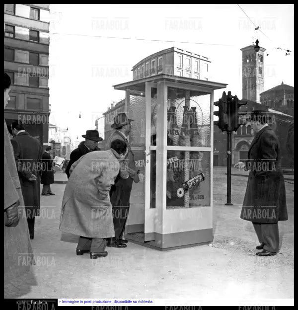 Inaugurazione cabina telefonica in piazza San Babila, Milano, 1952 - Farabola Immagine digitale