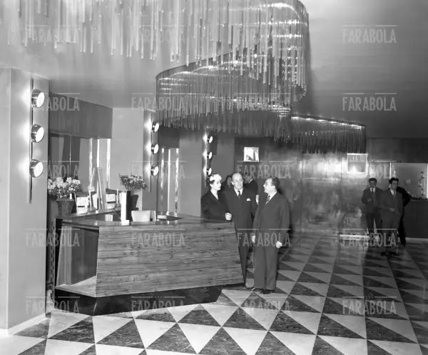 Inaugurazione Cinema Ambasciatori a Milano, 1956 - Farabola Immagine digitale