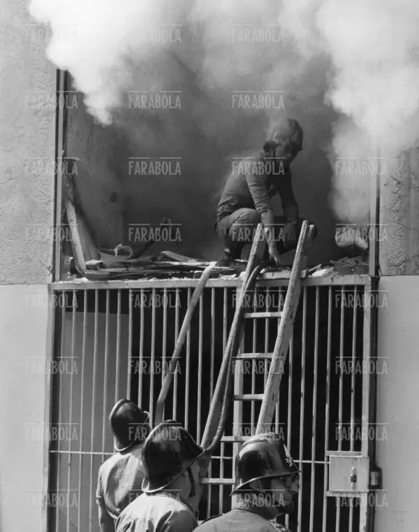 Incendio nella sede dell'Iberia dopo una manifestazione, Milano, 1974 - Farabola Immagine digitale