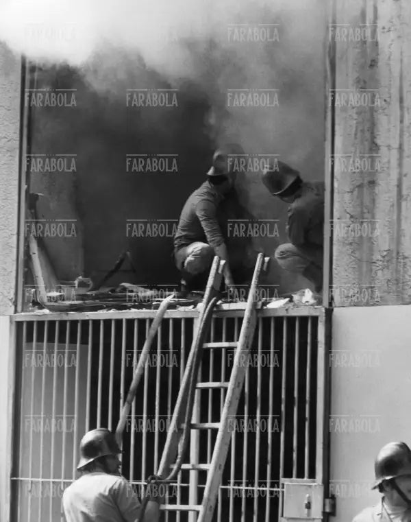 Incendio nella sede dell'Iberia dopo una manifestazione, Milano, 1974 - Farabola Immagine digitale