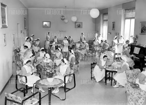 Infermiere presso l'Ospedale Maggior, Milano, 1956 - Farabola Immagine digitale