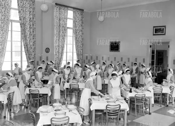 Infermiere presso l'Ospedale Maggior, Milano, 1956 - Farabola Immagine digitale
