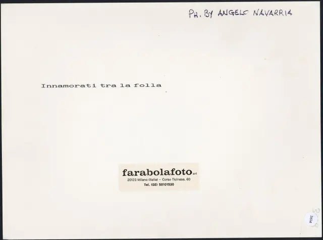 Innamorati tra la folla anni 90 Ft 3614 - Stampa 24x18 cm - Farabola Stampa ai sali d'argento (anni 90)